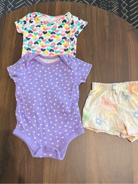 ✨2/$6✨ Baby girl onesies and shorts